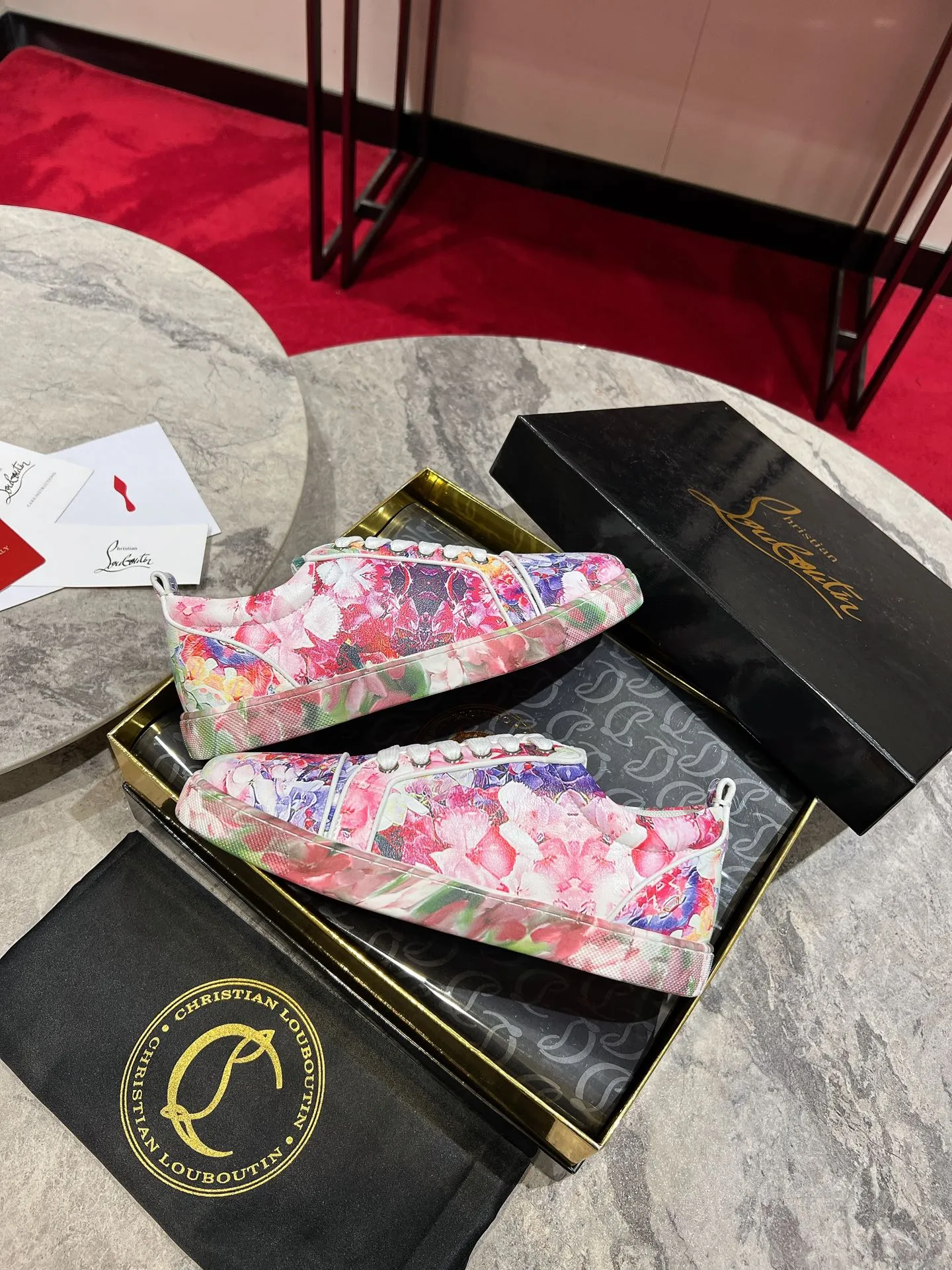 👟👟Ex-factory price 680👟👟 ╔Low-top back printed pink and white model╗ ·Top version customization·²⁰²²𝐬𝐬 𝑪𝒉𝒓𝒊𝒔𝒕𝒊𝒂𝒏 𝑳𝒐𝒖𝒃𝒐𝒖𝒕𝒊𝒏 ▪️No matter the last shape, fabric, diamonds, nails, lining, outsole, they are as close as possible to ZP... ▪️The original sole is specially provided by the original factory ▪️The lining is imported water-dyed cowhide ▪️Private customization time is about 3-7 days —————— Size: Women's 35M-41M Men's 38M-47M, half size can be customized